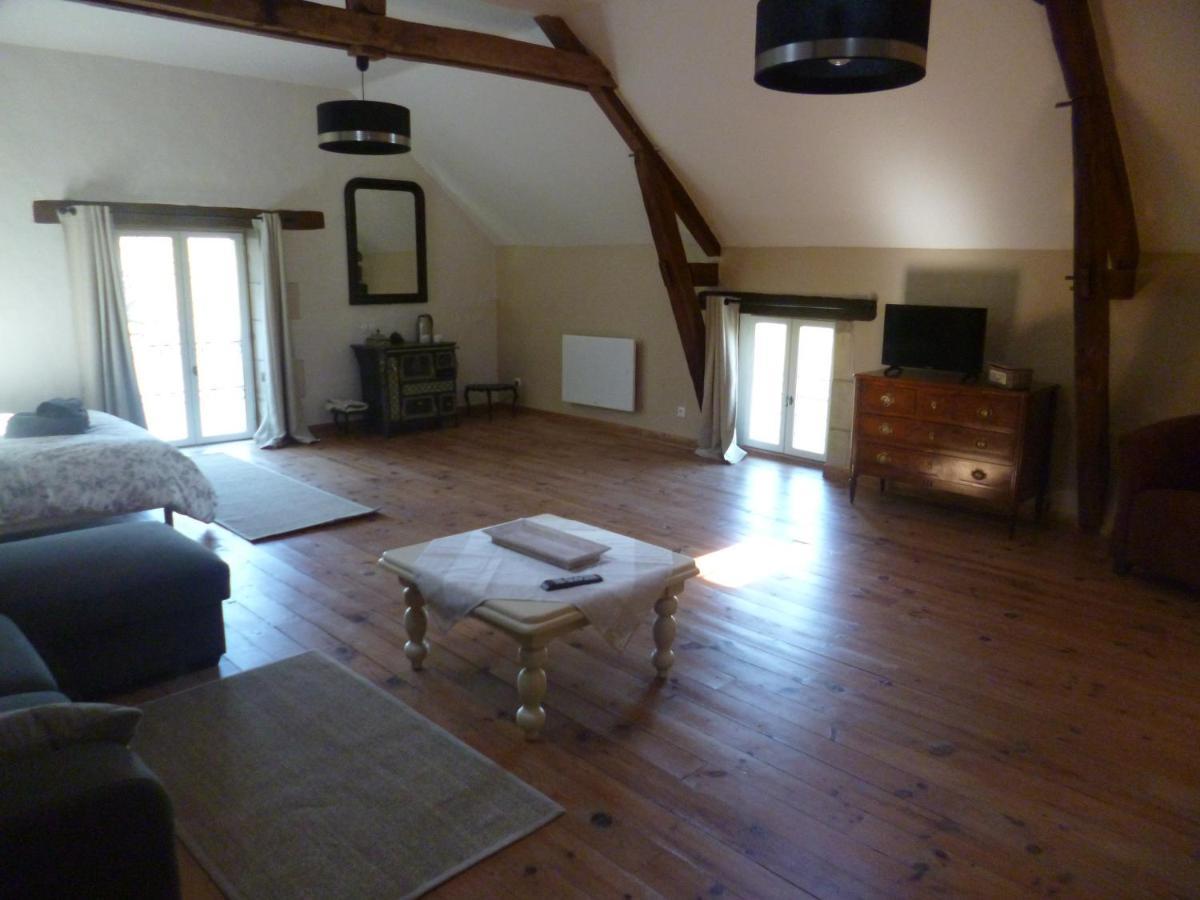 Le Moulin De Cors Bed and Breakfast Oulches Εξωτερικό φωτογραφία