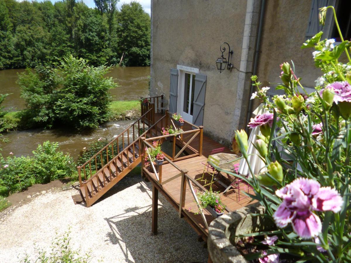 Le Moulin De Cors Bed and Breakfast Oulches Εξωτερικό φωτογραφία